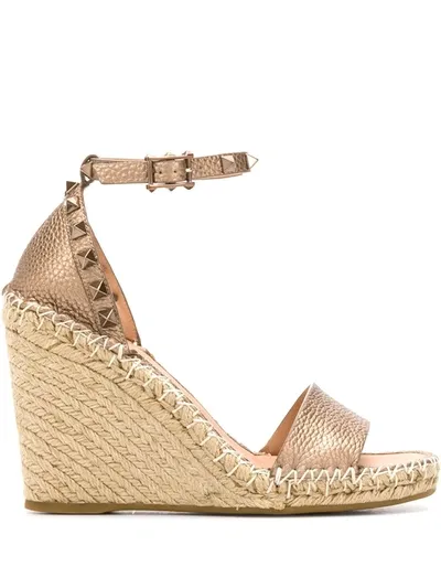 Valentino Garavani Rockstud Espadrille Wedge Sandals In Skin