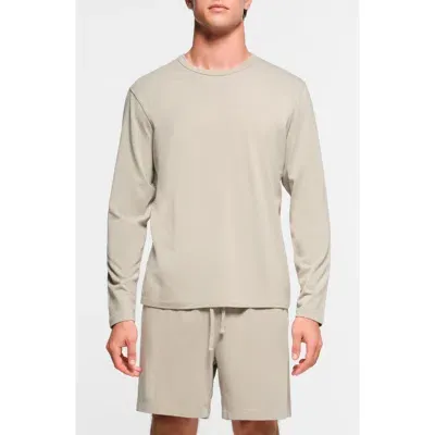 Skims Relaxed Long Sleeve Jersey T-shirt In Shale