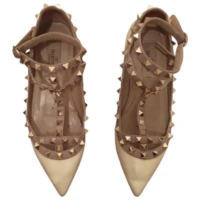 Pre-owned Valentino Garavani Rockstud Patent Leather Ballet Flats In Ecru