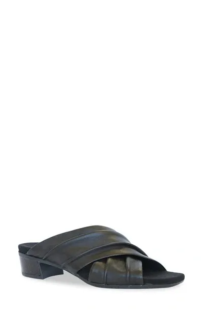 Munro Lee Slide Sandal In Black