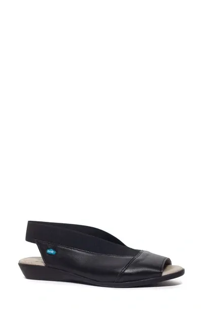 Cloud Caliber Peep Toe Flat In Nappa Black